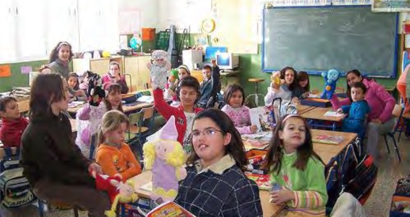 Visión general de un aula de Primaria con el alumnado trabajando