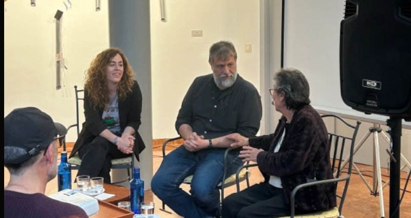 corro de personas charlando