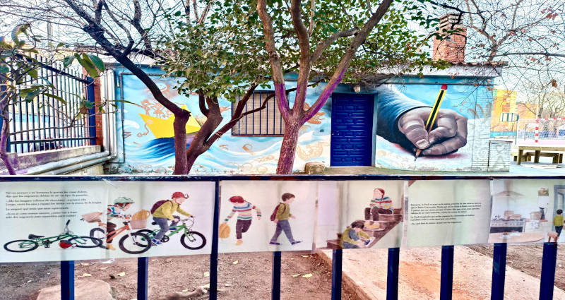 Carteles colocados en la valla exterior del Ceip Núñez de Arenas