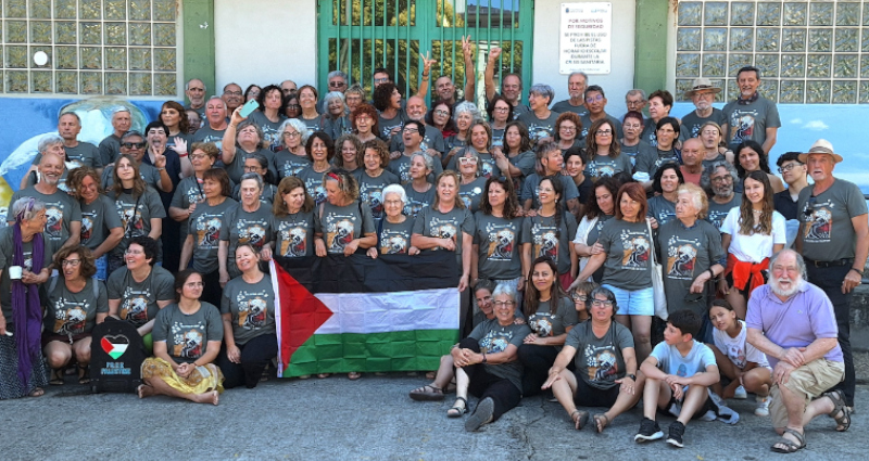 Congresistas del 51 Congreso del MCEP con la camiseta "La educación con Palestina" creadas por la red La educación con Palestina para ayuda a UNRWA