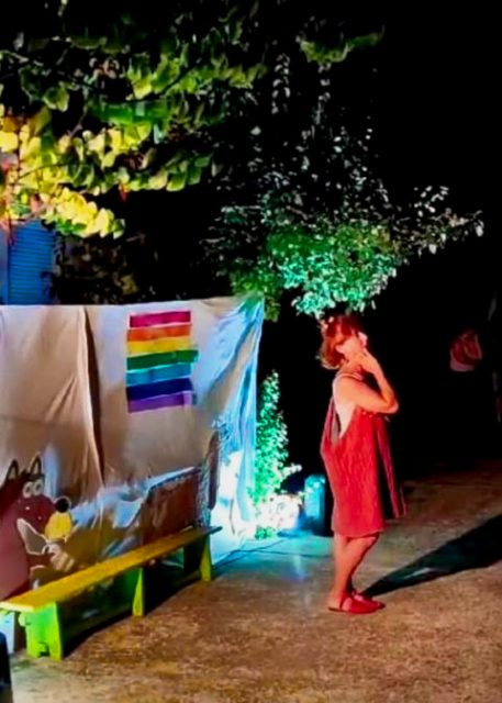 Cuenta cuentos en el patio de la escuela de Membrío (Cáceres)