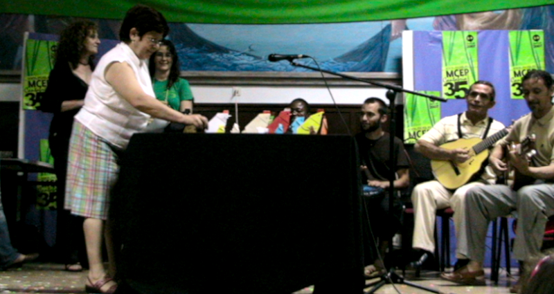 Fali cuenta el cuento de las 10 gailininitas de colores con sus gallinas de papiroflexia en el 35 Congreso del MCEP de Cantabria